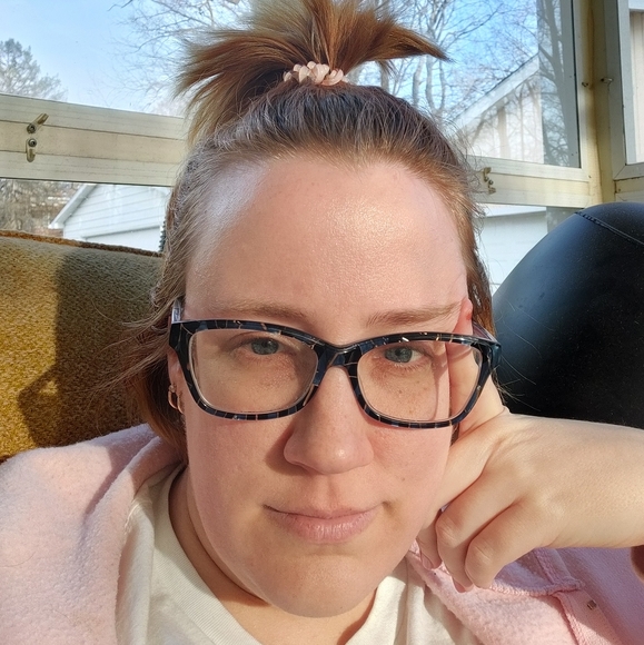 Meet your Posher, Jessica - Picture 1 of 2